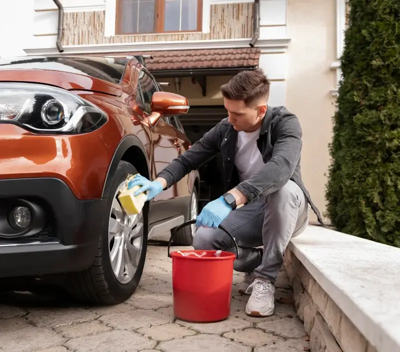 Lavage auto à domicile Salernes : professionnel intervenant sur un véhicule